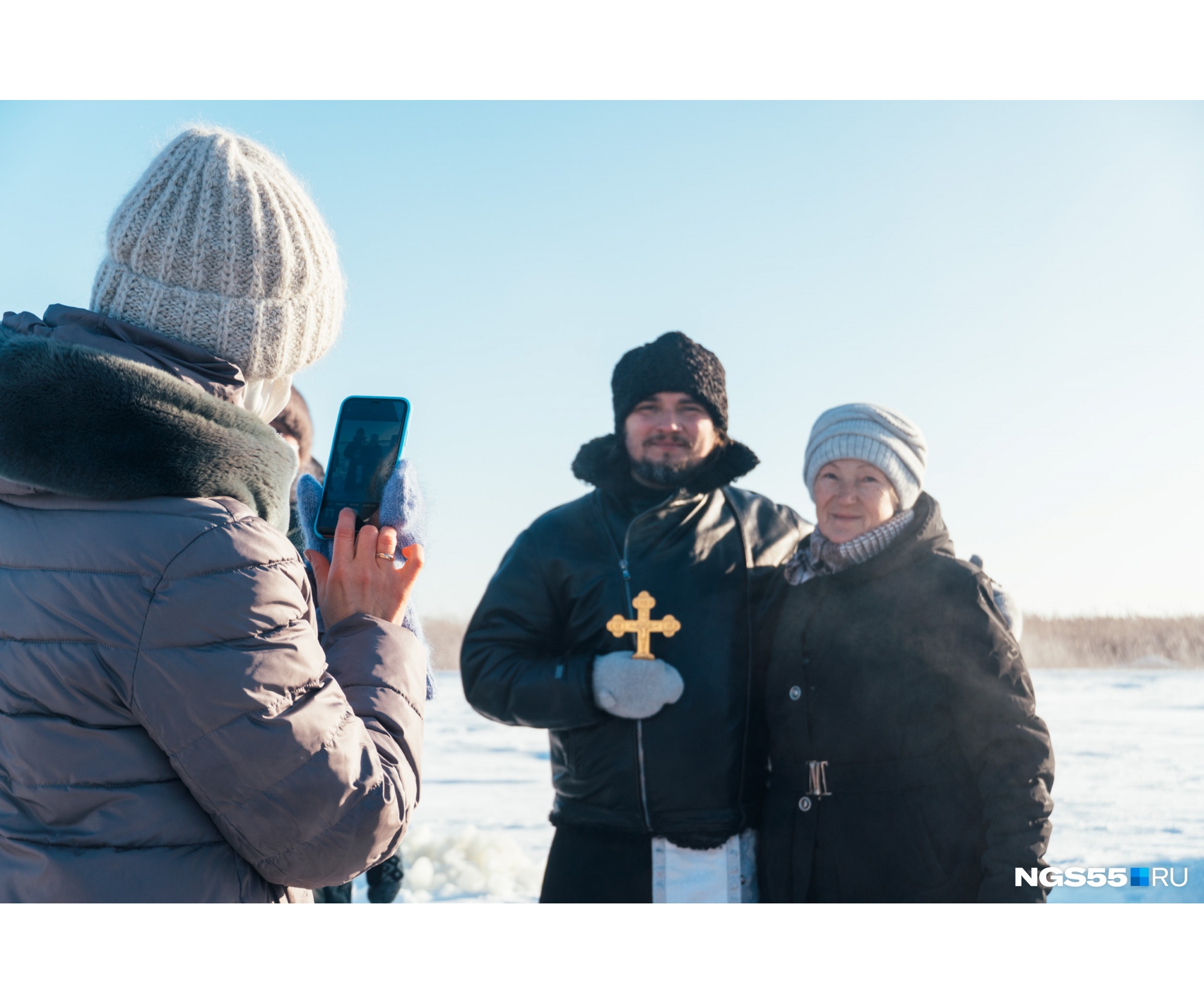 Пока есть свободное время, можно сделать фото на память с батюшкой Пока есть свободное время, можно сделать фото на память с батюшкой
