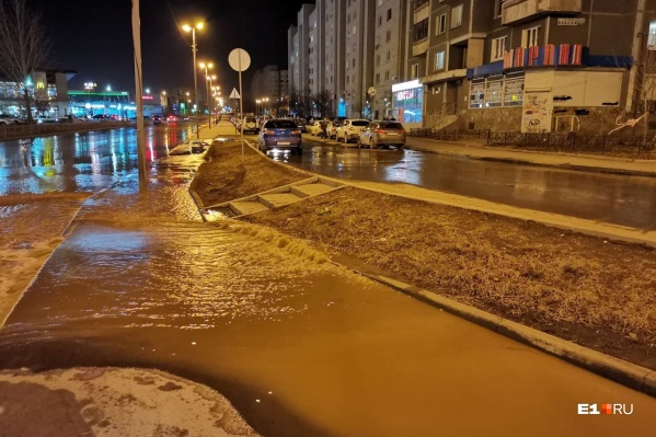 Вода залила тротуар и проезжую часть Вода залила тротуар и проезжую часть
