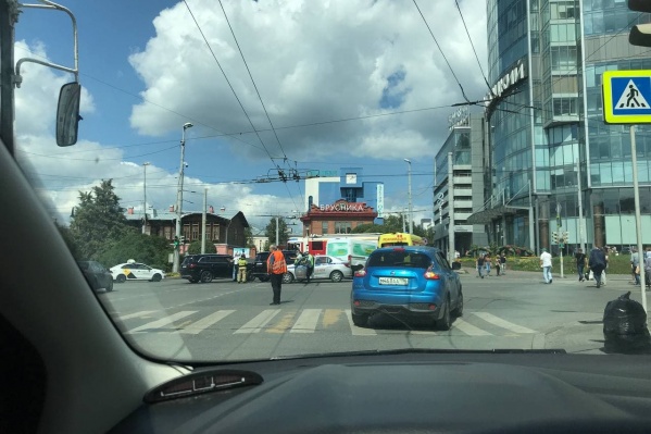 Рядом с местом ДТП начала расти пробка Рядом с местом ДТП начала расти пробка