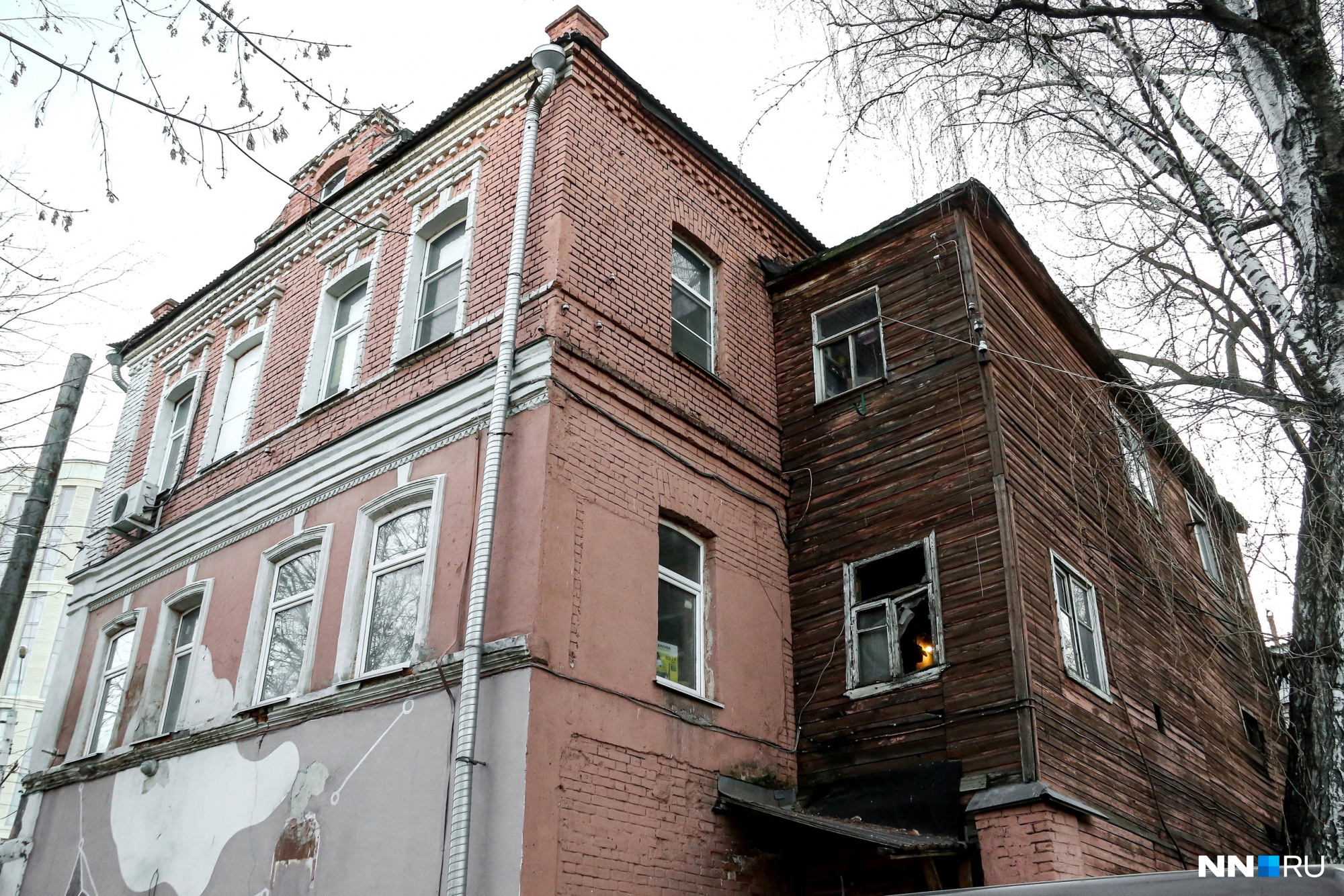 Дом был построен еще до революции. Квартиры в нем всё еще отапливаются печами Дом был построен еще до революции. Квартиры в нем всё еще отапливаются печами