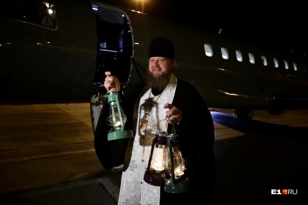 Борт с благодатным огнем приземлился в аэропорту уральской столицы Борт с благодатным огнем приземлился в аэропорту уральской столицы