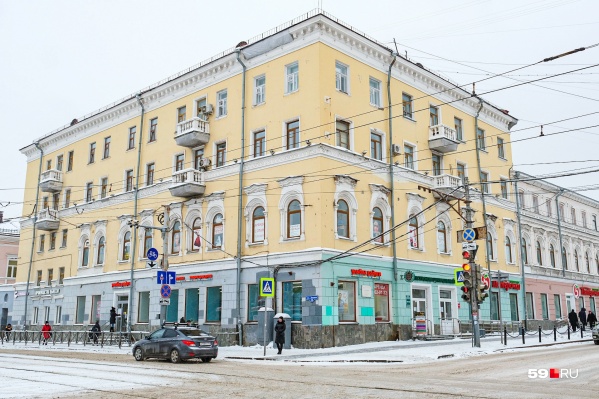 В этом здании ранее работал Первый гастроном. Дом является объектом культурного наследия В этом здании ранее работал Первый гастроном. Дом является объектом культурного наследия