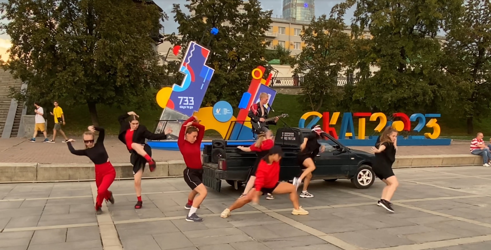 Мэрилин Мэнсон на Плотинке и танцы на одном квадратном метре: в Екатеринбурге устроили шоу для прохожих