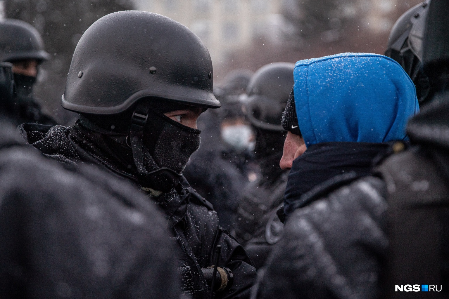 Протестующие пытались поговорить с силовиками и задавали им разные вопросы, но отвечали им немногие Протестующие пытались поговорить с силовиками и задавали им разные вопросы, но отвечали им немногие