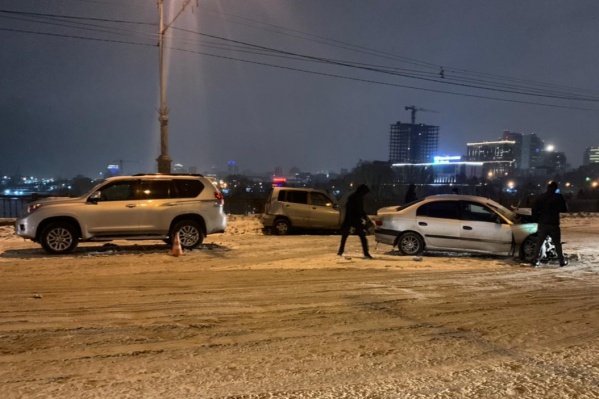В двух машинах пострадали три человека В двух машинах пострадали три человека