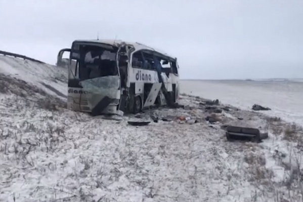 За несколько дней до Нового года автобус с пассажирами перевернулся на московской трассе За несколько дней до Нового года автобус с пассажирами перевернулся на московской трассе