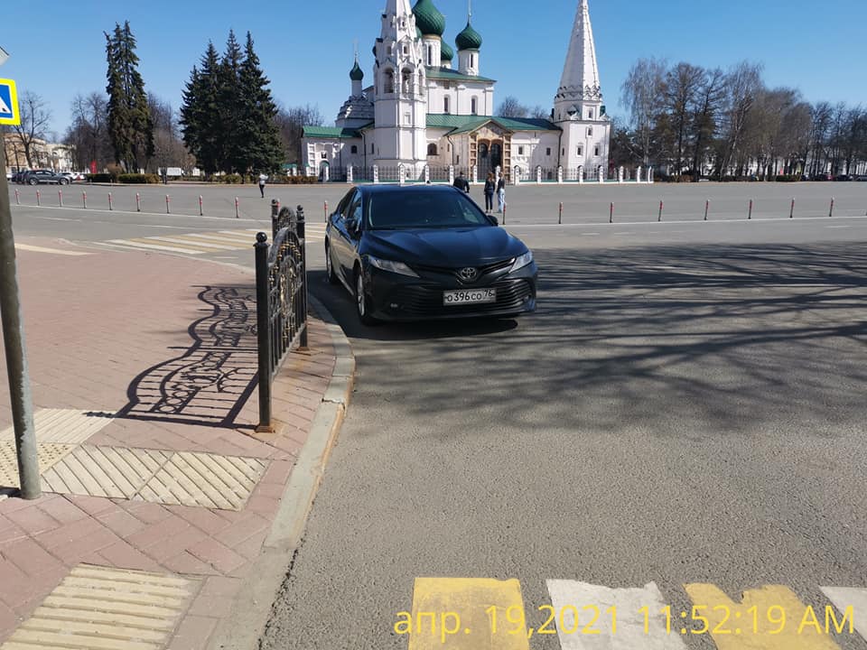 В этом случае другие водители смогут объехать, однако выбор места для стоянки на перекрестке от этого не становится менее странным.<br>19 апреля 2021 года, Советская площадь