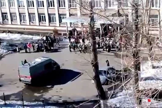 Машины силовиков и процесс эвакуации из школы <nobr class="_">№ 94</nobr> видели жители Металлургического района Машины силовиков и процесс эвакуации из школы <nobr class="_">№ 94</nobr> видели жители Металлургического района
