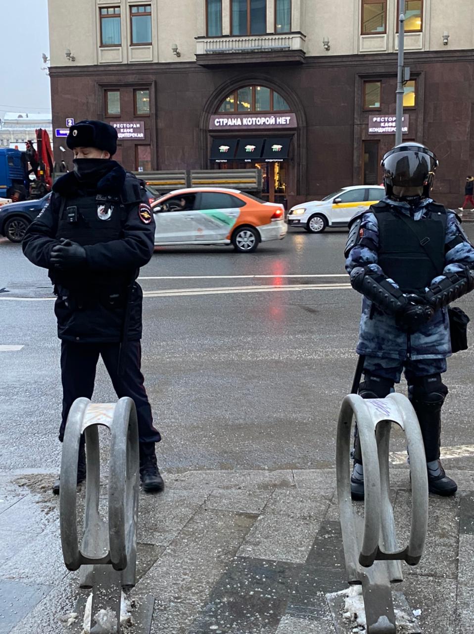Охранники порядка стоят у ресторана с символичным для всех событий названием в Москве