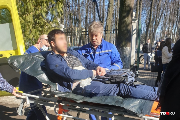 Пострадавшего студента врачи скорой помощи увели в <nobr class="_">9-ю больницу</nobr> Пострадавшего студента врачи скорой помощи увели в <nobr class="_">9-ю больницу</nobr>