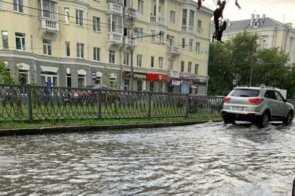 Так после вчерашнего дождя выглядела улица Бородина на Химмаше Так после вчерашнего дождя выглядела улица Бородина на Химмаше
