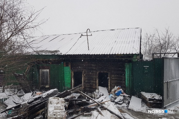 Первыми охваченный пламенем дом увидели соседи Первыми охваченный пламенем дом увидели соседи