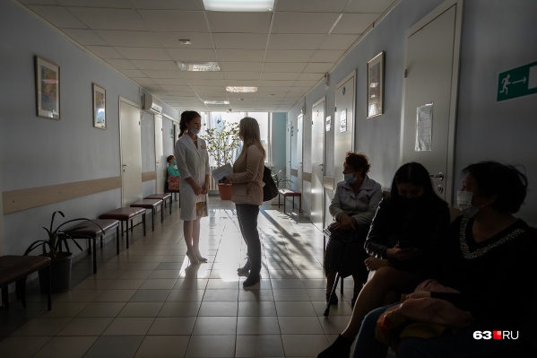 Пока поликлиники получают вакцину для людей из групп риска Пока поликлиники получают вакцину для людей из групп риска
