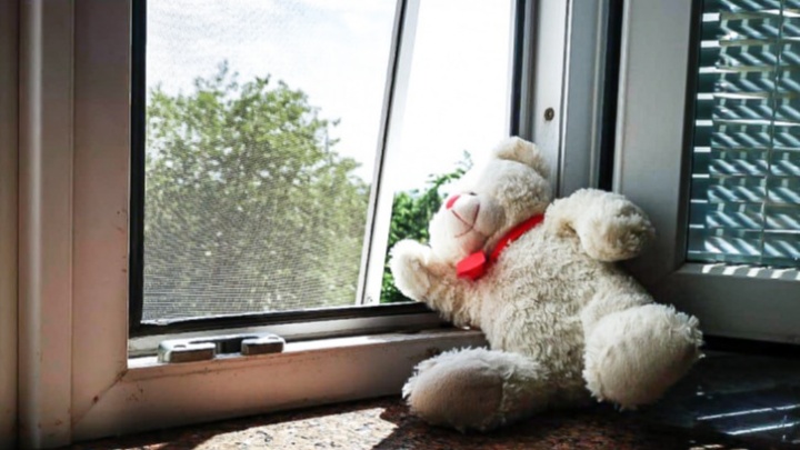 Сохранить в закладки: советы, как защитить ребенка от падения из окна