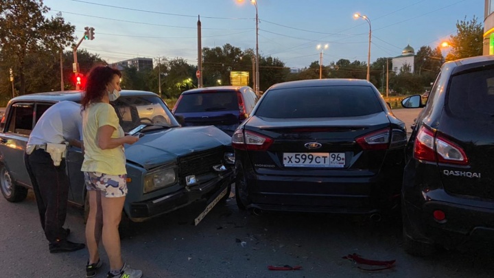 «Разбежались, как тараканы»: в Екатеринбурге пять подростков на «Жигулях» протаранили три авто на парковке и сбежали