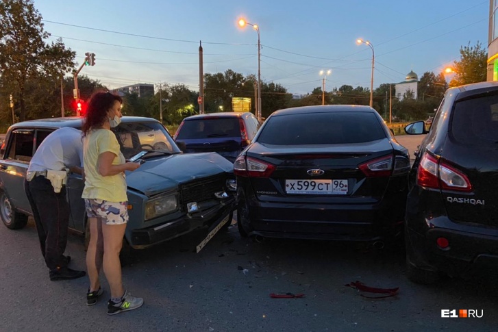 Подростки врезались в одну из иномарок, а потом машину отбросило еще на два авто Подростки врезались в одну из иномарок, а потом машину отбросило еще на два авто