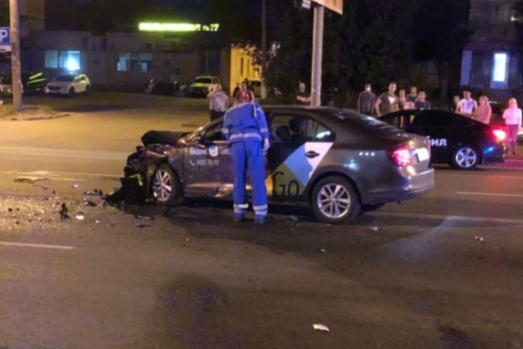 Водитель Skoda, сбивший мотоциклиста, говорит, что сейчас уже не работает в такси, лишь наклейки остались Водитель Skoda, сбивший мотоциклиста, говорит, что сейчас уже не работает в такси, лишь наклейки остались