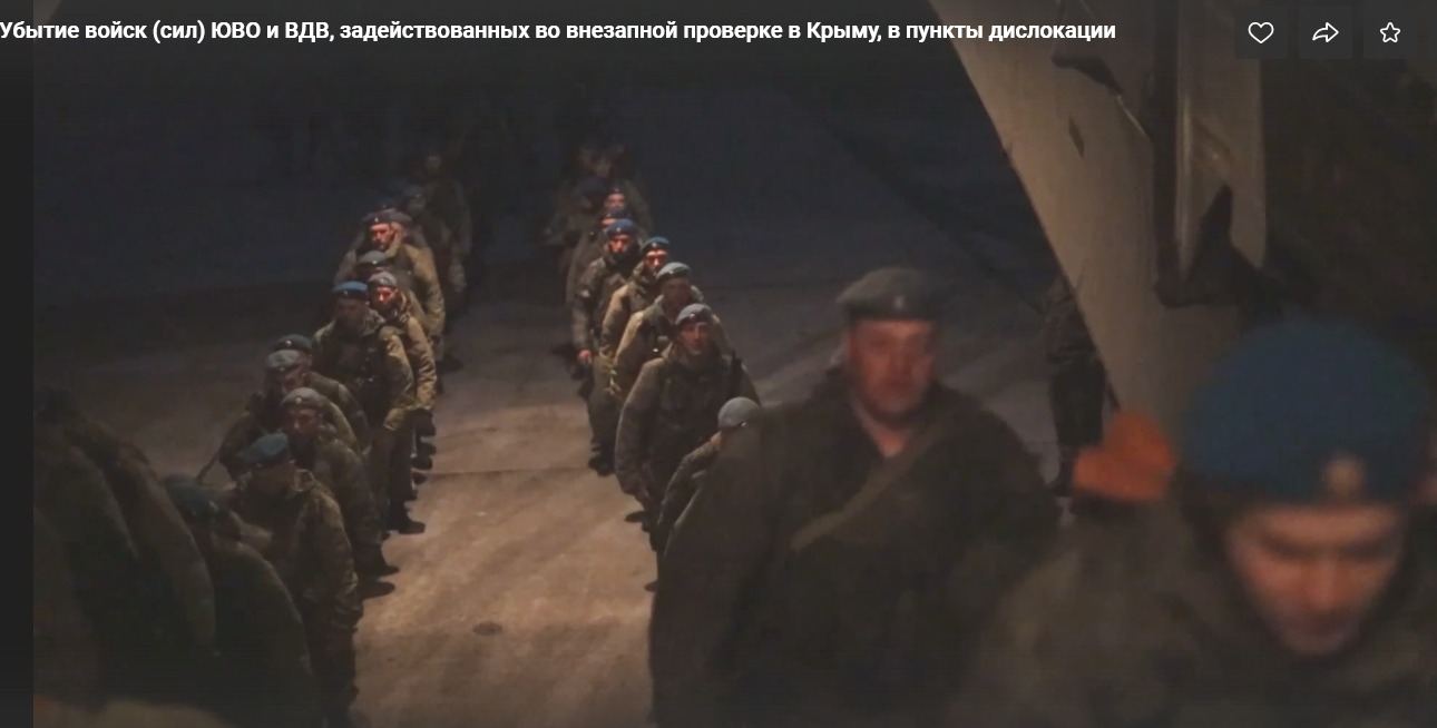 Военные покидают Крым. Минобороны показывает, как танки загоняют в корабли, а УАЗы — в самолёты