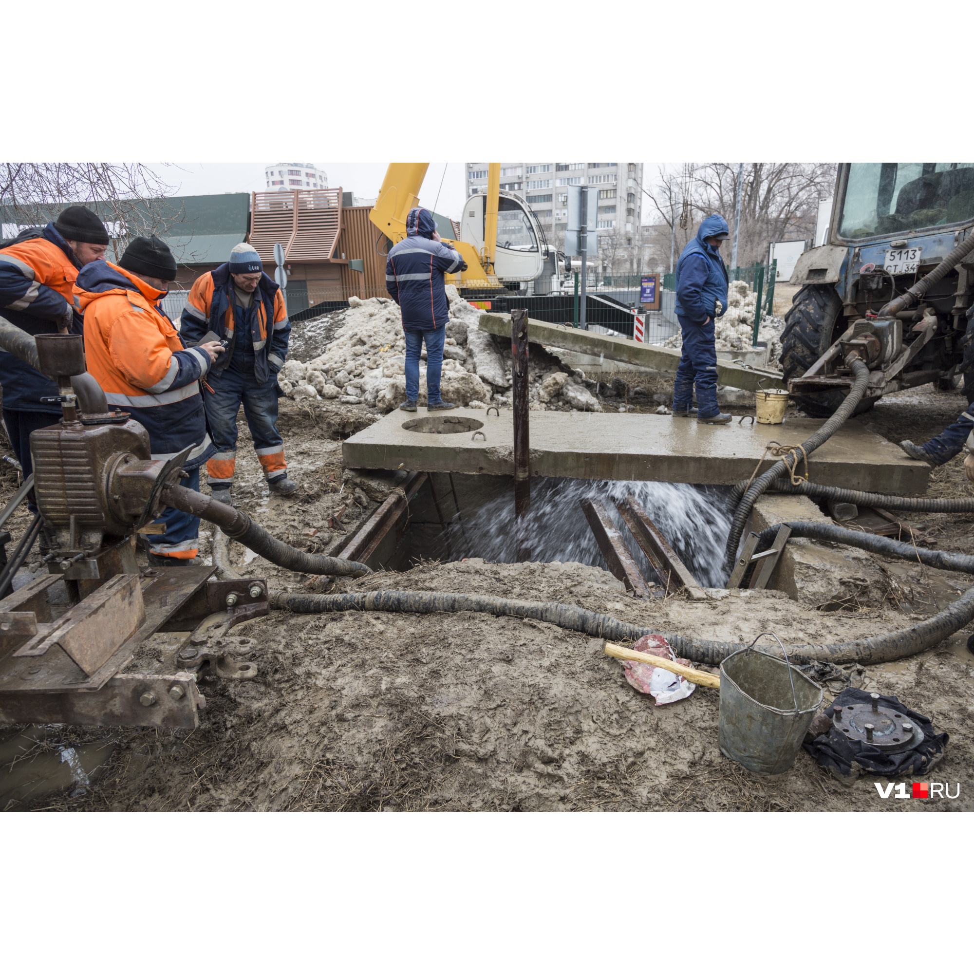 Работать приходилось под фонтаном бьющей холодной воды. Справа внизу — поврежденная часть задвижки Работать приходилось под фонтаном бьющей холодной воды. Справа внизу — поврежденная часть задвижки