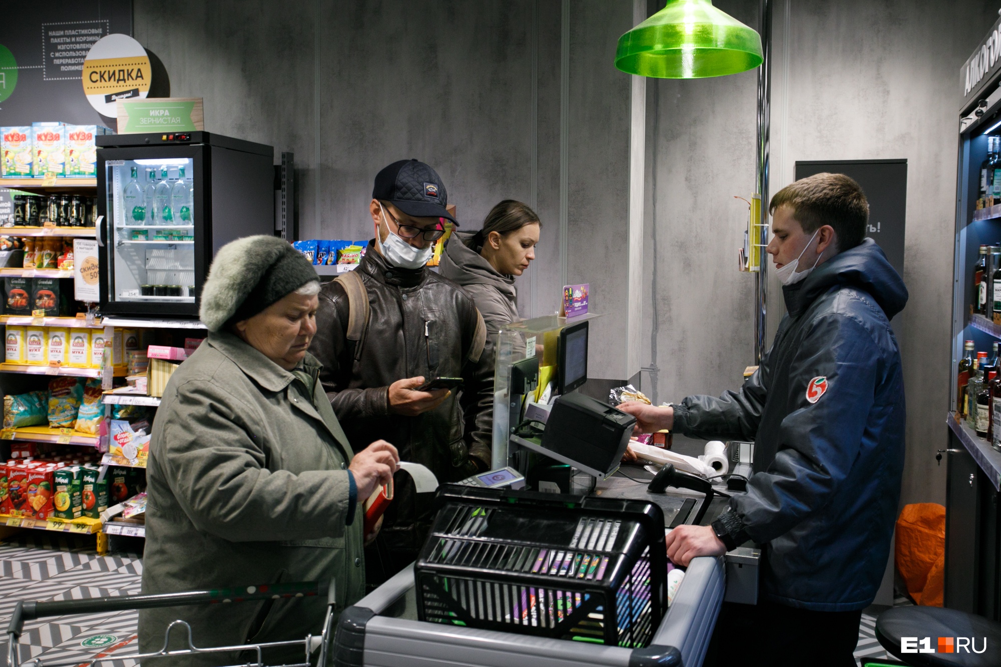 «Получается, нас обманывают?» На избирательных участках в Екатеринбурге закончились подарки для пенсионеров