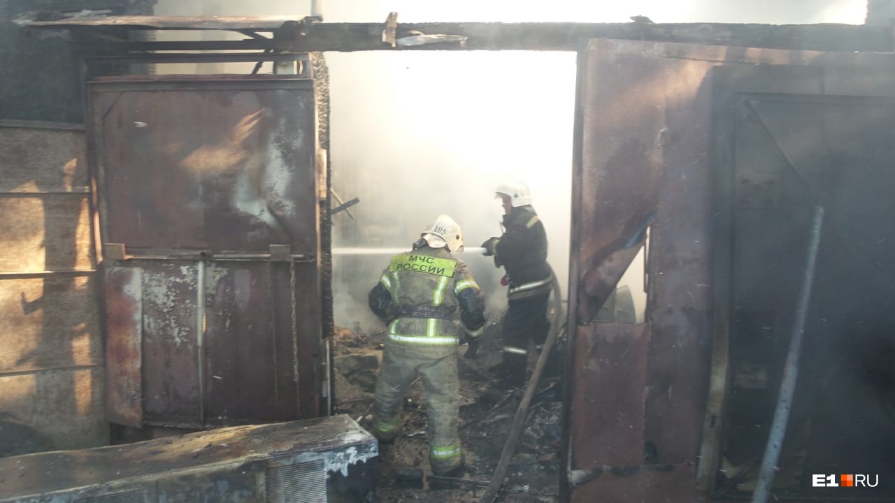 Пламя уничтожило автосервис, дом и надворные постройки