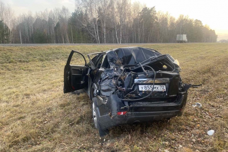 Машина, в которой ехали четыре человека, попала в ДТП. Сотрудники полиции разбираются в трагедии Машина, в которой ехали четыре человека, попала в ДТП. Сотрудники полиции разбираются в трагедии