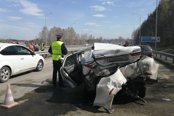 Разбитая Toyota на месте аварии Разбитая Toyota на месте аварии