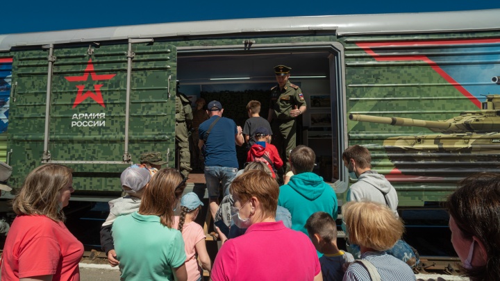Автоматы, огнеметы, полевая кухня и госпиталь: в Пермь прибыл патриотический поезд «Мы — армия страны»