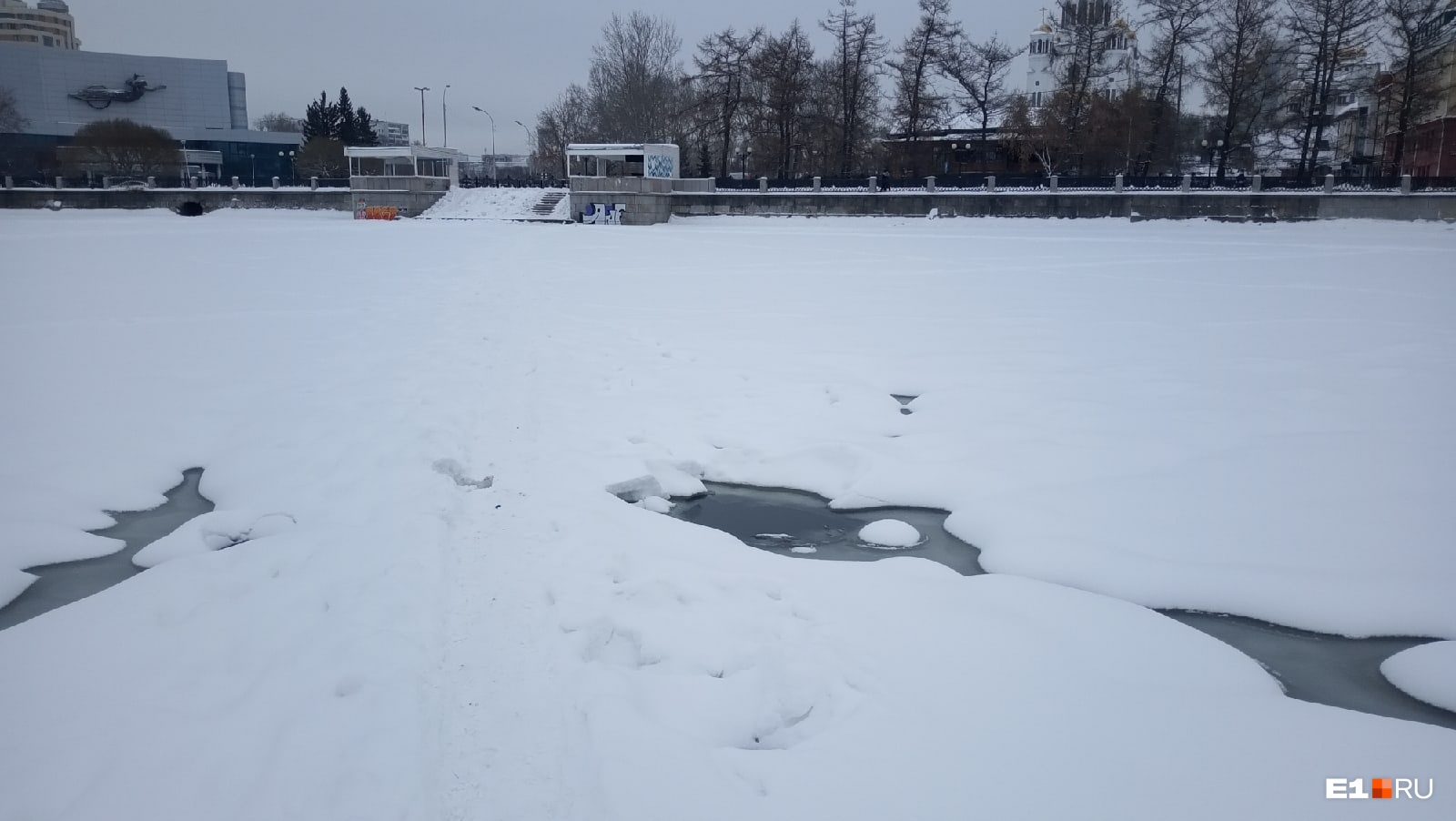На Городском пруду Екатеринбурга мужчина провалился под лед