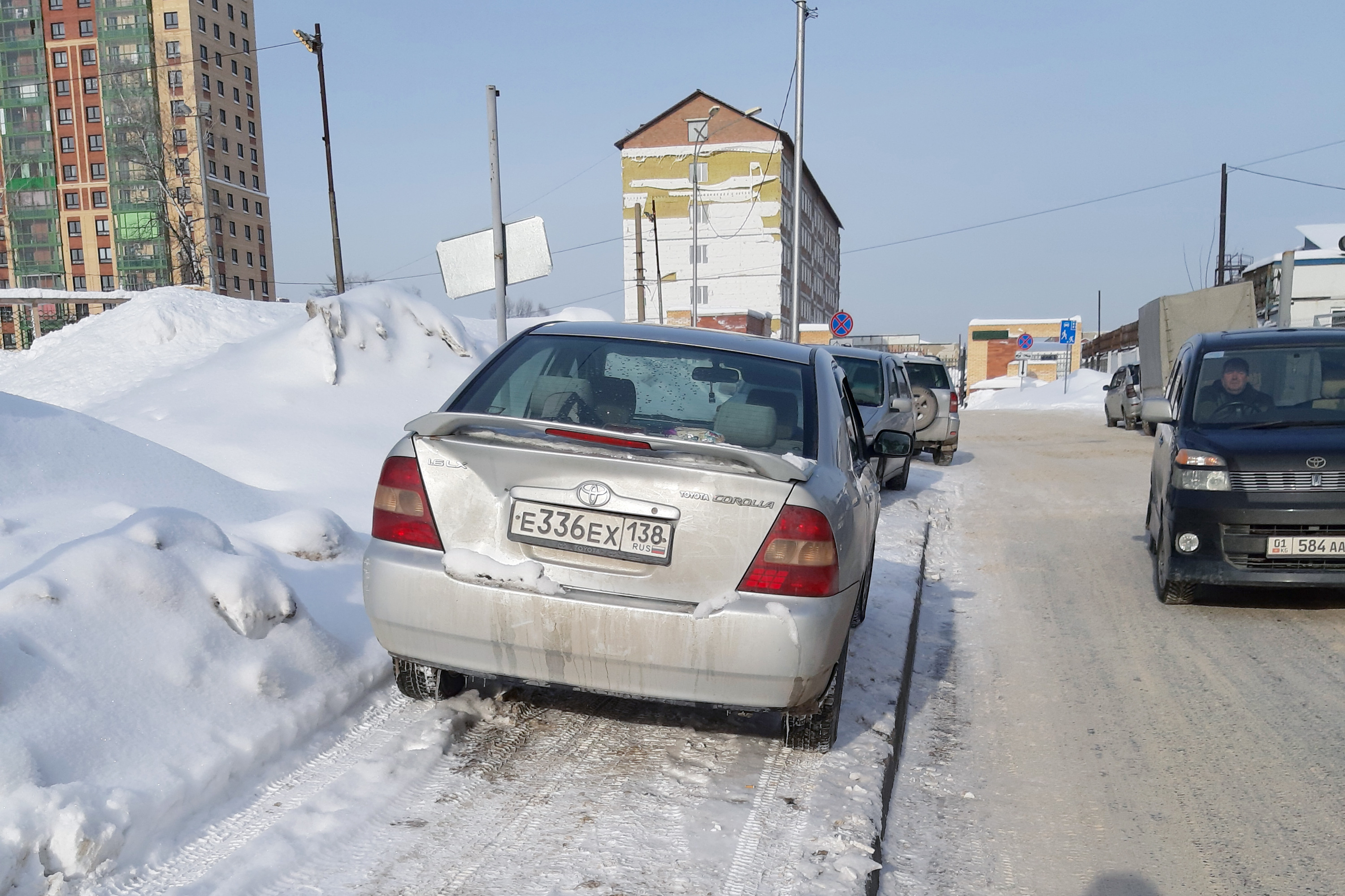 Отомстили за парковку. Смотрим, что накарябали на капоте машины, взбесившей  жильцов 9-этажки | 07.03.2021 | Новосибирск - БезФормата