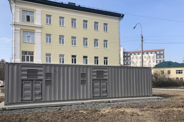 Станция установлена прямо на улице, но уже подключена к системе больницы Станция установлена прямо на улице, но уже подключена к системе больницы