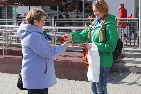 Волонтеры будут раздавать ленточки на центральных улицах города Волонтеры будут раздавать ленточки на центральных улицах города