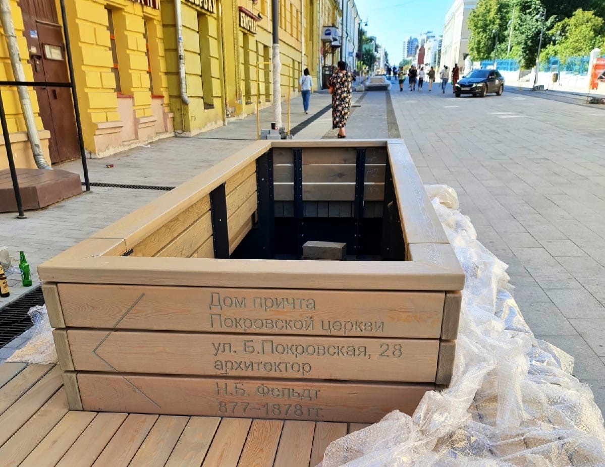 Все ошибаются. Скамейку с неправильной датой планировали установить на Большой Покровской