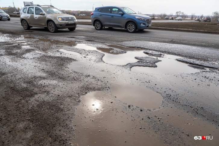 Водителям приходится маневрировать, чтобы не угодить в яму Водителям приходится маневрировать, чтобы не угодить в яму