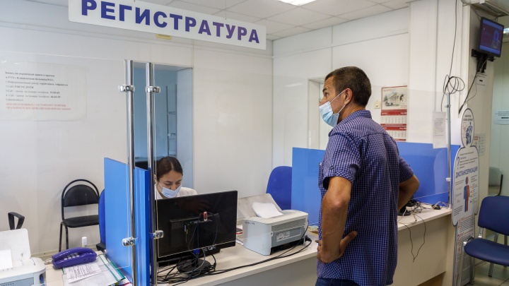 Сидя в очереди, заразились ковидом: пациенты поликлиники в Урюпинске 10 часов ждали помощи врачей