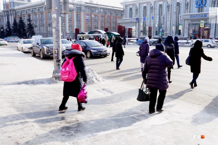 Екатеринбуржы скользят по тротуарам, как на катке Екатеринбуржы скользят по тротуарам, как на катке