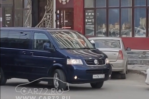 Автомобиль припарковался у ресторана «Чум» Автомобиль припарковался у ресторана «Чум»