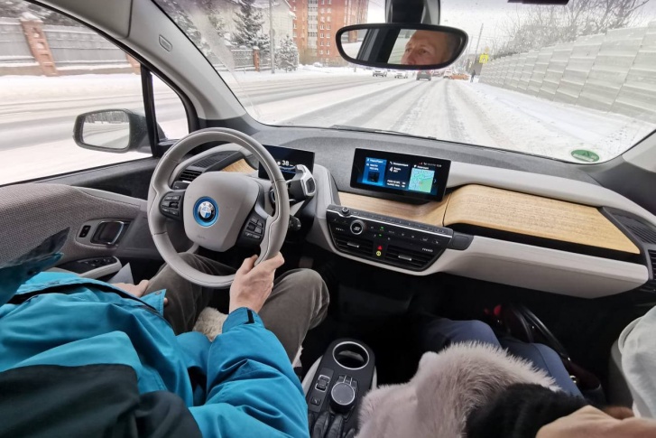 Владелец «электрической» BMW Виктор убежден, что <nobr class="_">до -25</nobr> машина работает так же эффективно, как в теплое время года Владелец «электрической» BMW Виктор убежден, что <nobr class="_">до -25</nobr> машина работает так же эффективно, как в теплое время года