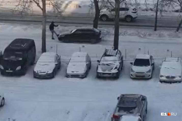 В Екатеринбурге водитель сбил пешехода, а потом подрался с ним: видео эпичных разборок