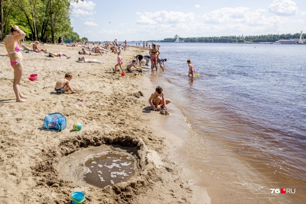 Перед тем как зайти в воду, нужно будет убедиться, что на стойке вывешен оранжевый флаг Перед тем как зайти в воду, нужно будет убедиться, что на стойке вывешен оранжевый флаг