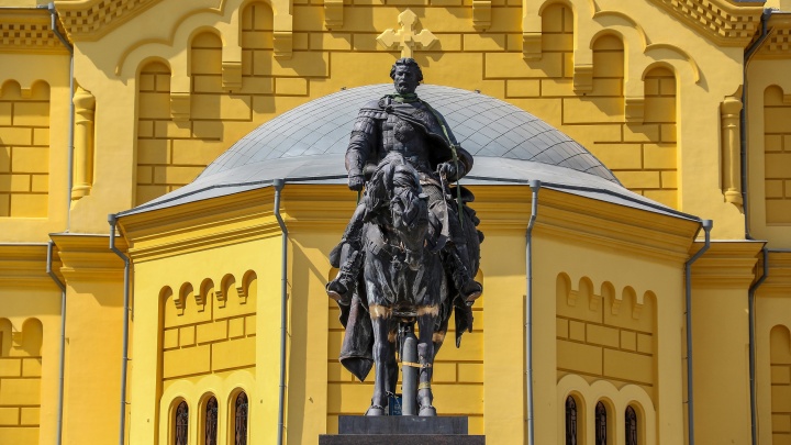 Памятник Александру Невскому установили на Стрелке