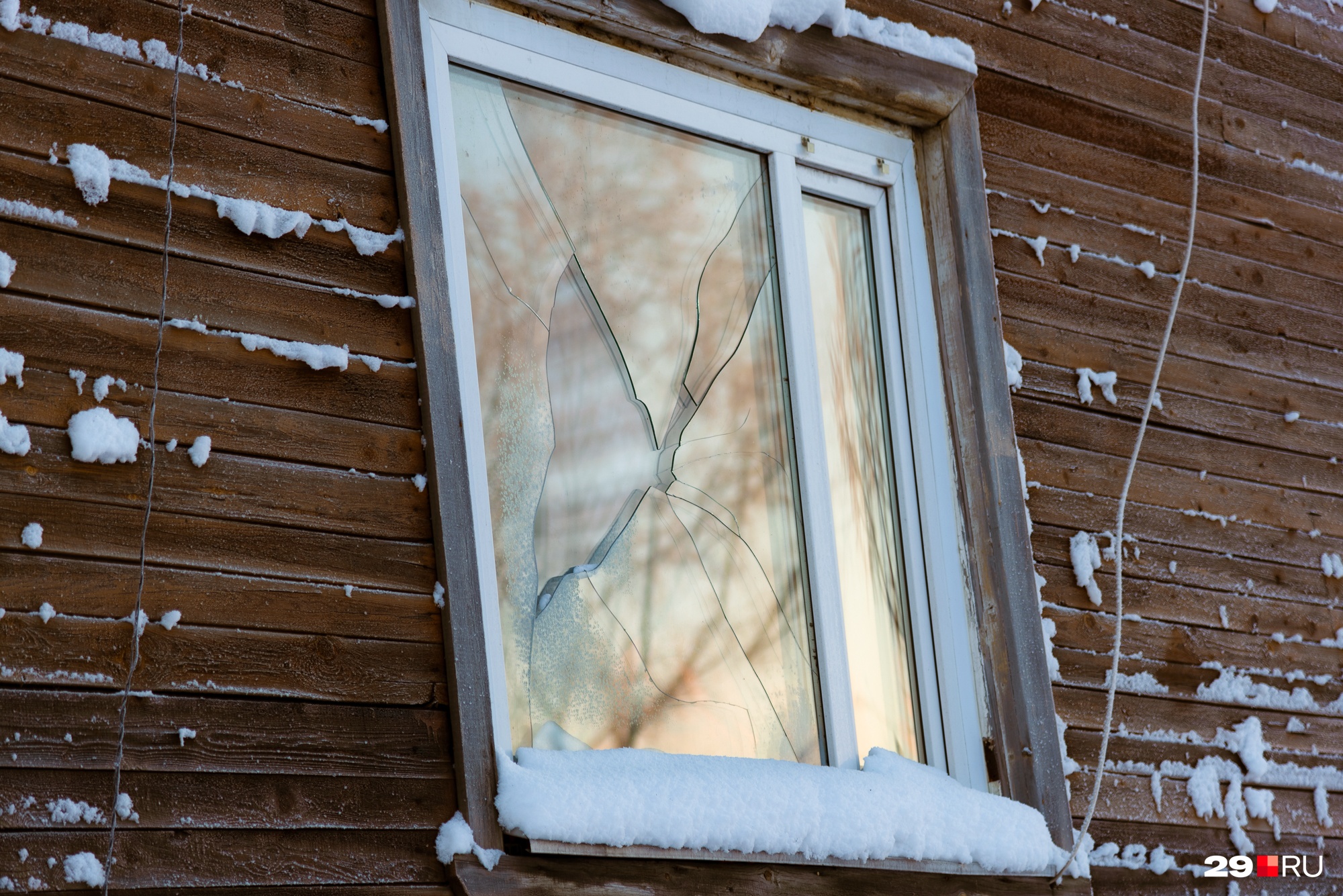 Стеклопакет треснул — вероятно, от подвижек свай Стеклопакет треснул — вероятно, от подвижек свай