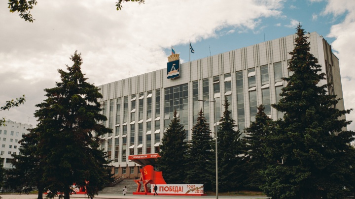 Со здания тюменской администрации снимут герб города