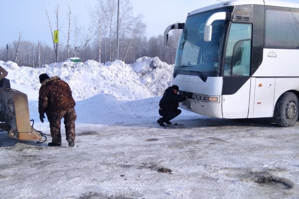 Автобус буксировали с помощью трактора Автобус буксировали с помощью трактора