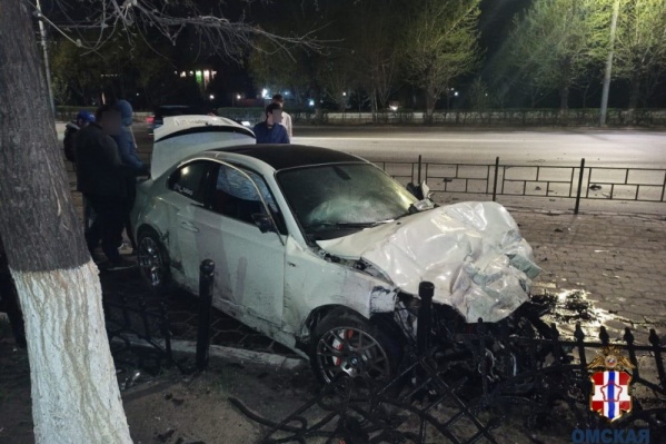 Автомобиль снес заграждения Автомобиль снес заграждения
