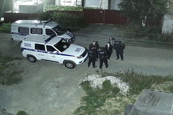Полицейские приехали через час и отправились на поиски мужчины с оружием Полицейские приехали через час и отправились на поиски мужчины с оружием