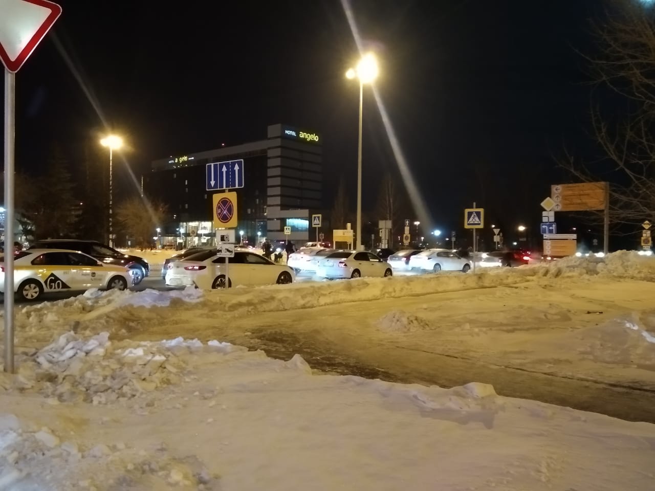 «Не работают шлагбаумы на парковке»: на въезде в Кольцово выросли большие пробки