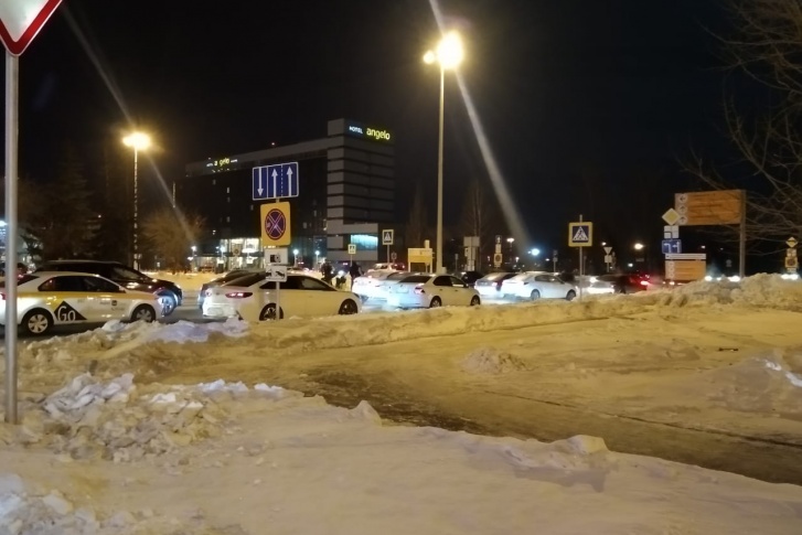 Автомобили не могли подъехать к аэропорту Автомобили не могли подъехать к аэропорту