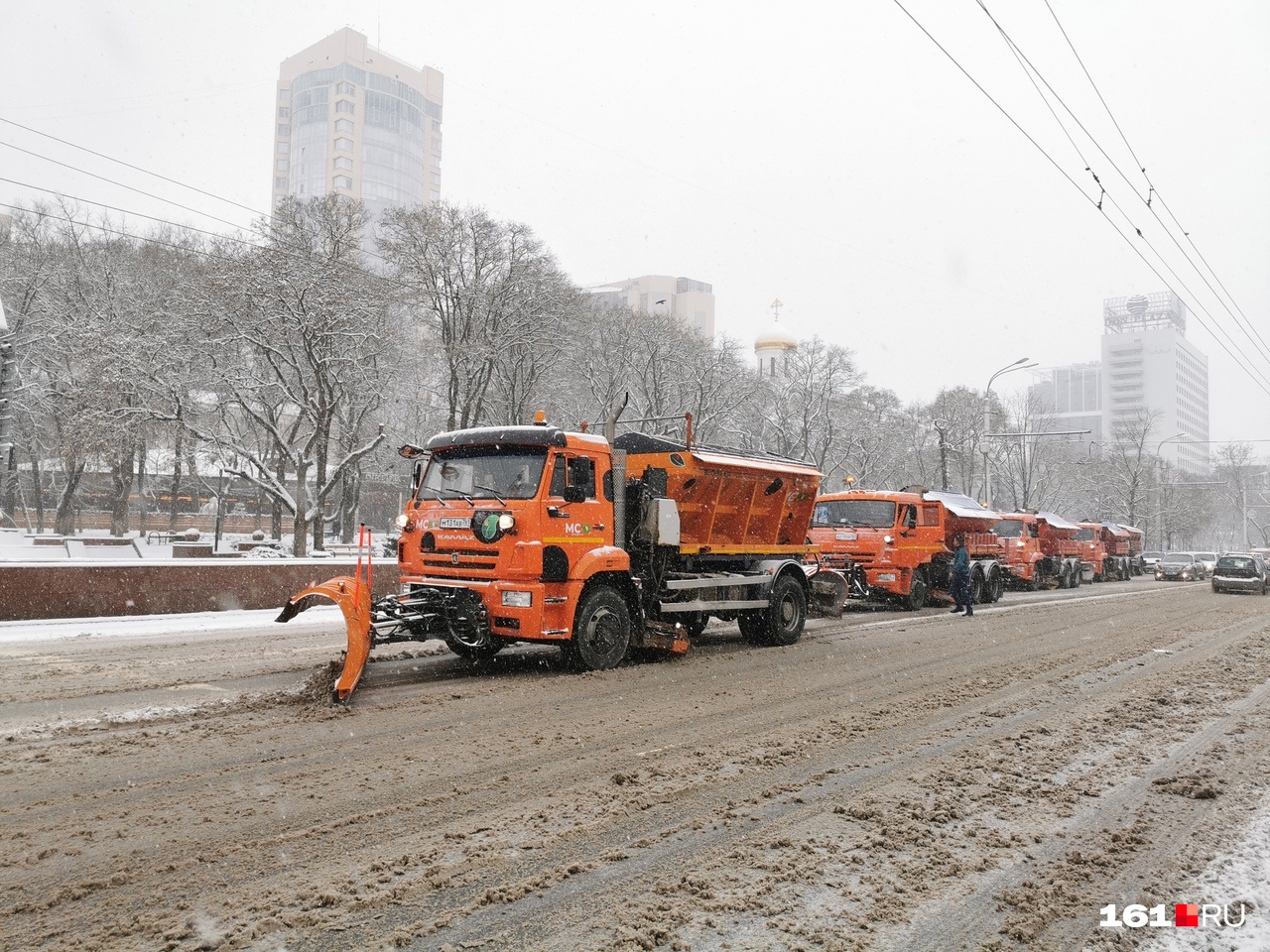 В городе уже чистят дороги В городе уже чистят дороги