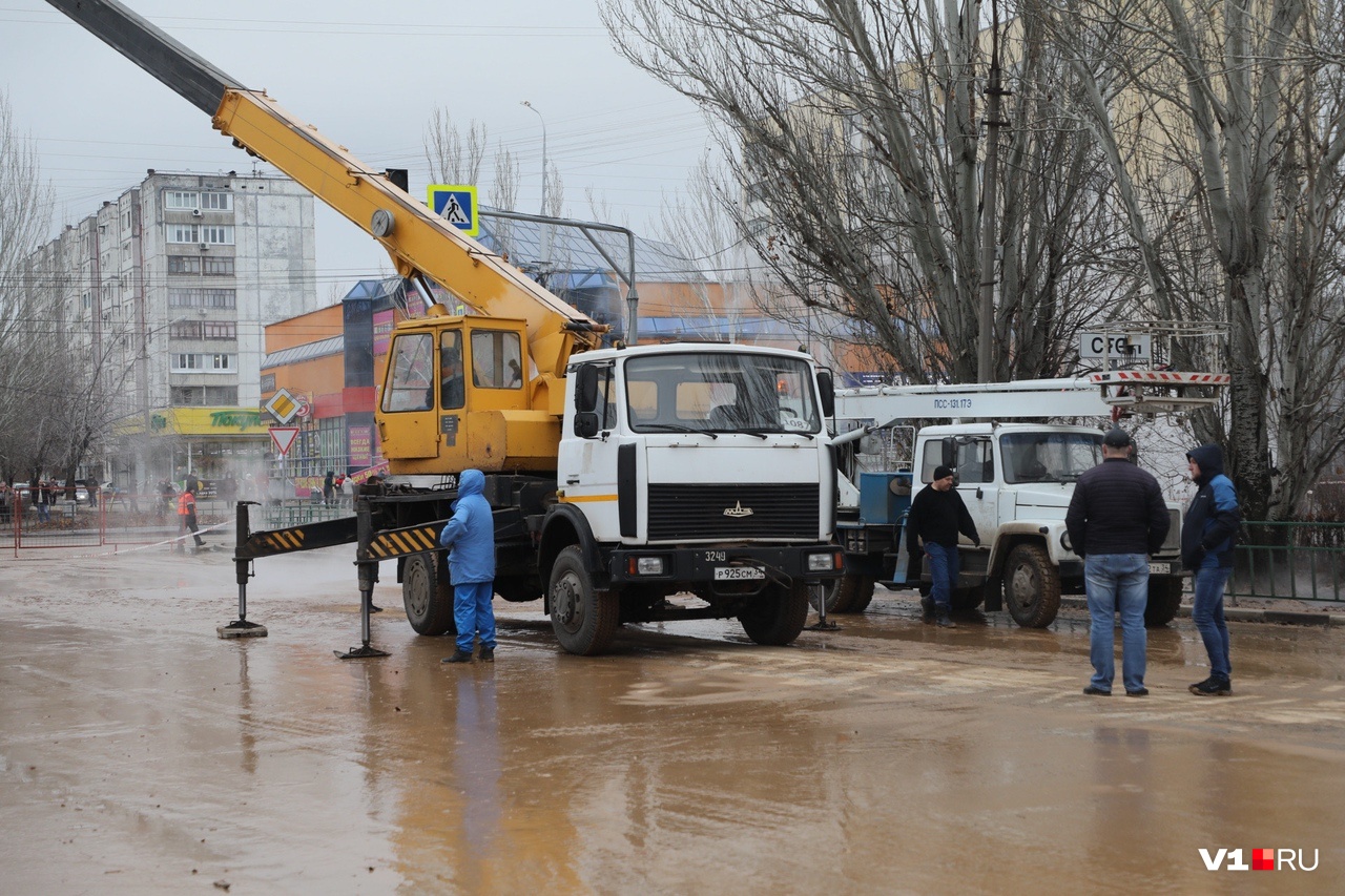 в волжском прорвало трубу